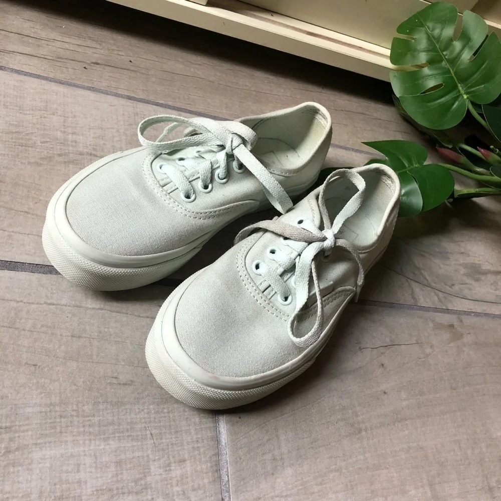 Vans off the wall mint green classic lace up sneakers. Size 1